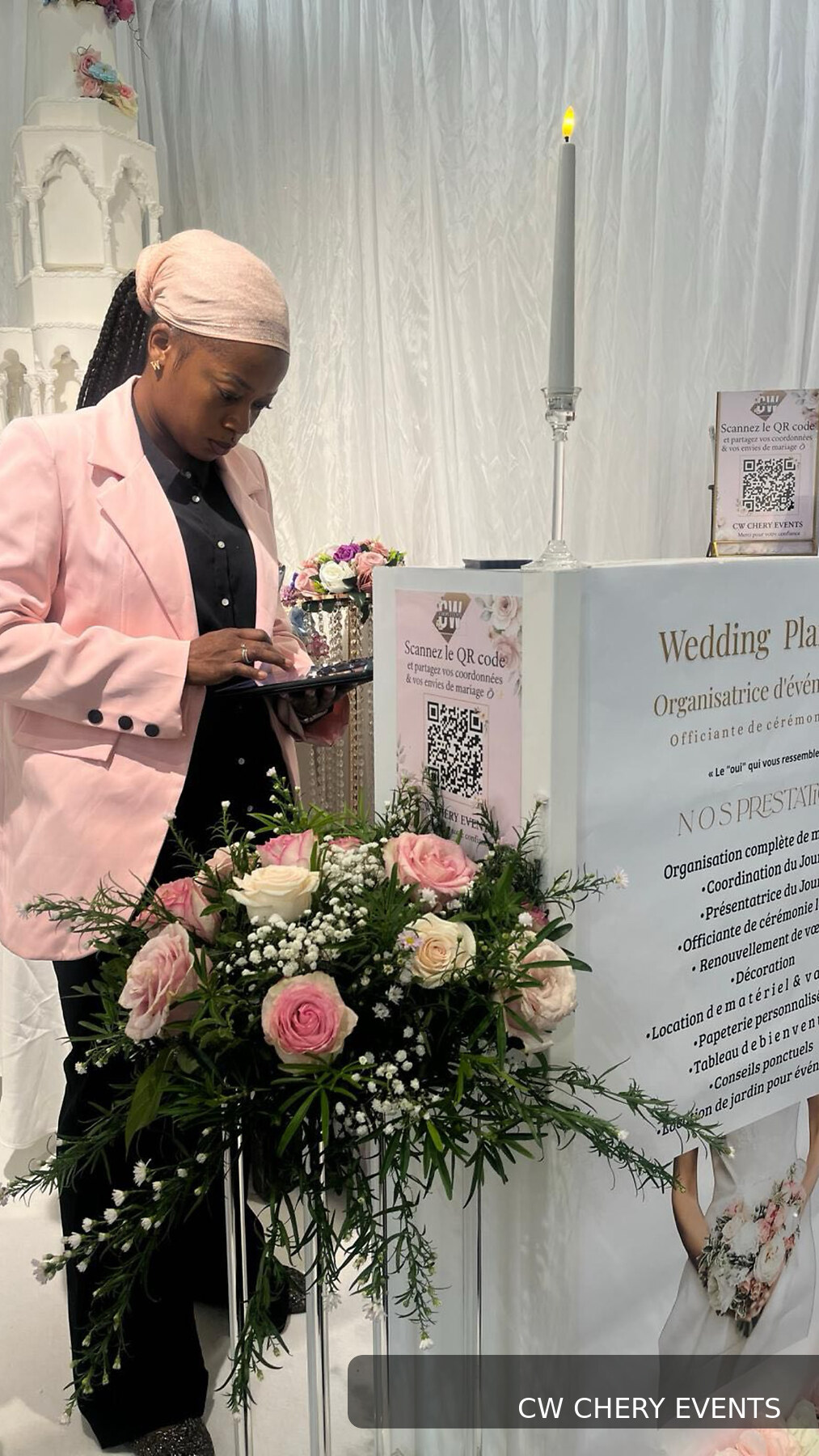 WIDIANE finalisant une décoration florale de mariage