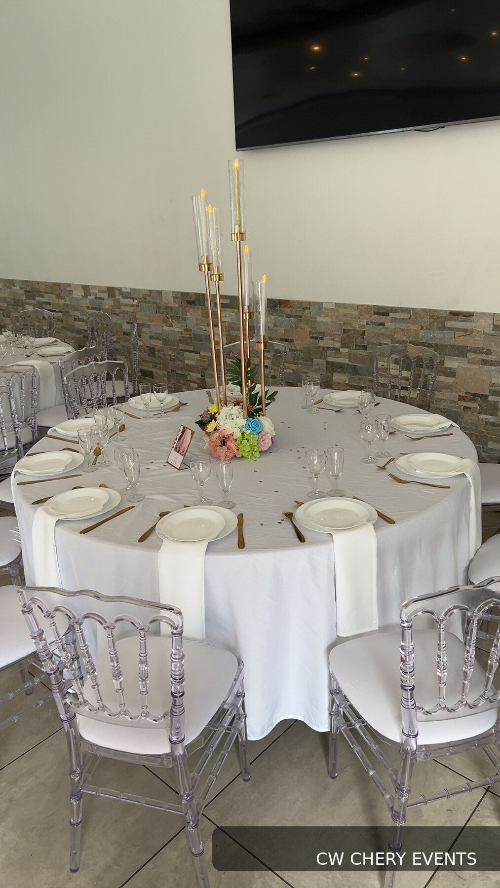 Décoration de table de mariage aux fleurs colorées