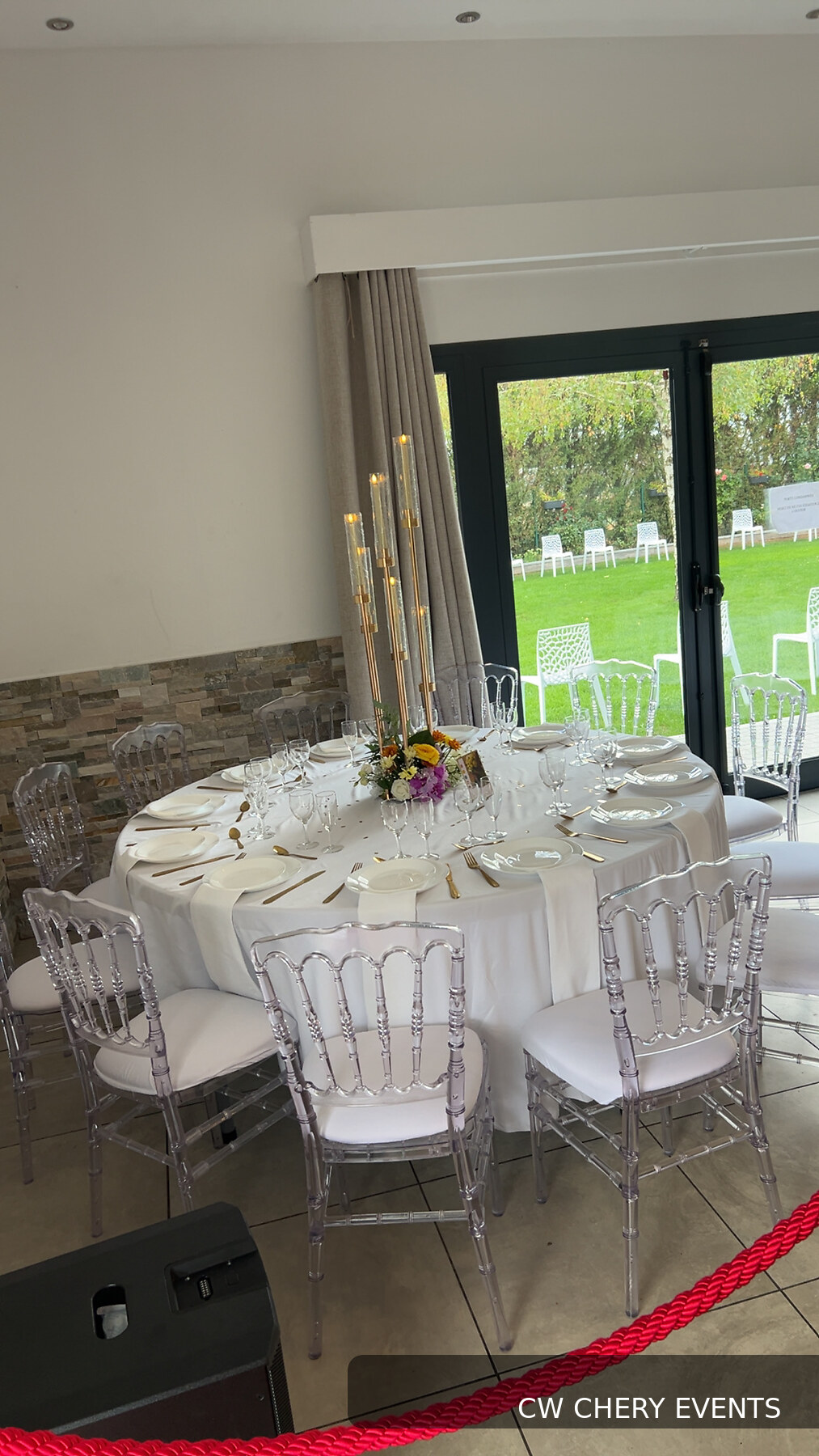Table de réception élégante décorée par CW Chery Events