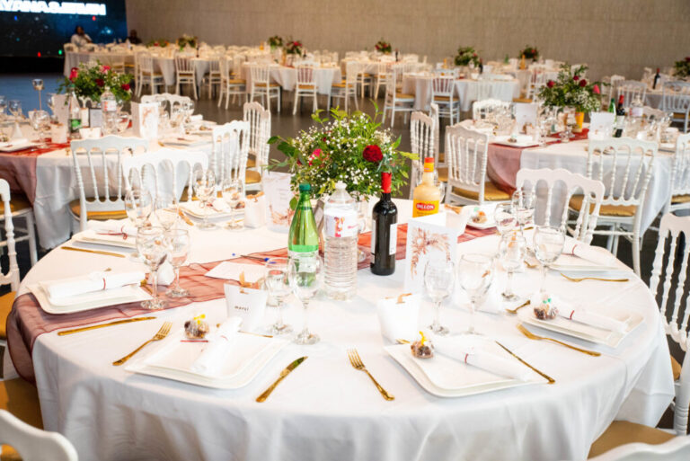 Salle de réception décorée dans des tons blancs, dorés et rose poudré