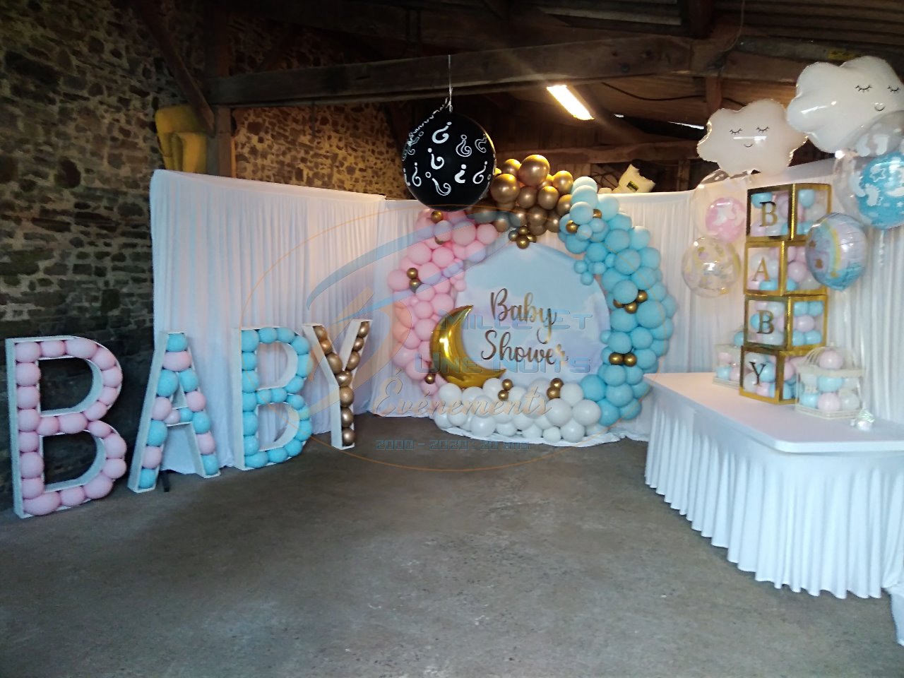 Décor de baby shower rose, bleu et doré