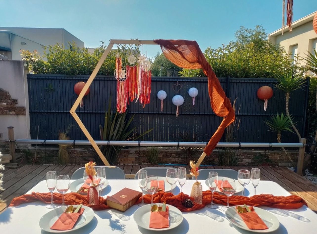 Décoration extérieure terracotta autour d’une table de réception