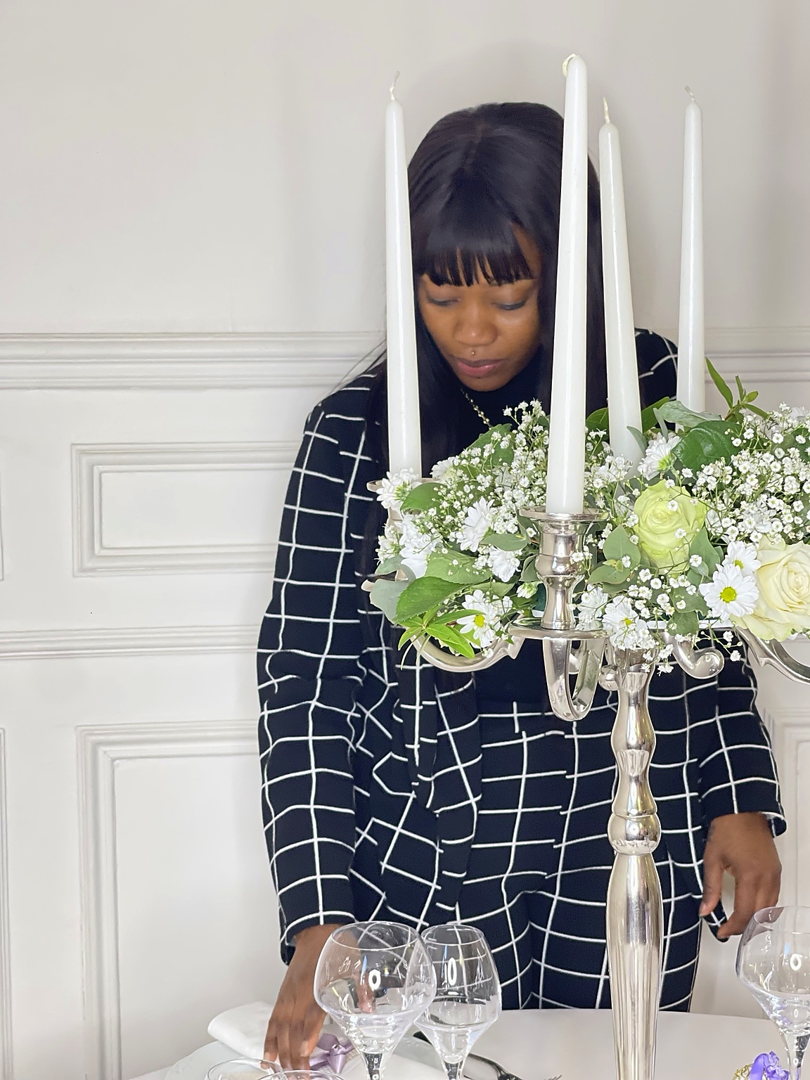 WIDIANE Chery préparant avec soin une table de réception fleurie