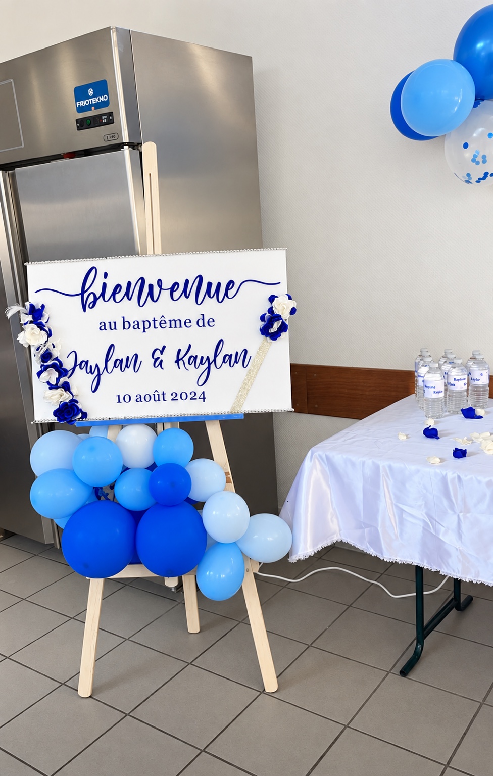 Panneau de bienvenue bleu et blanc pour un baptême