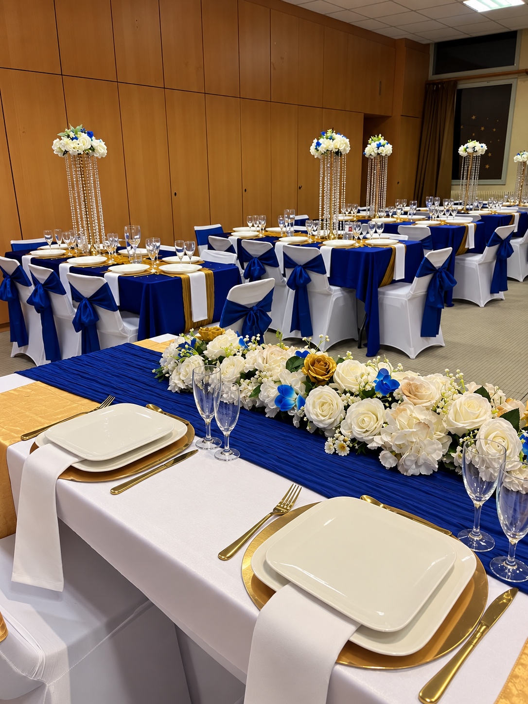 Salle de réception décorée en bleu royal et blanc