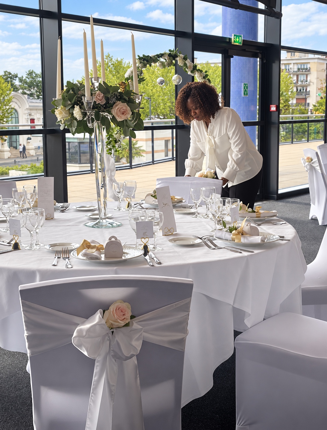 Préparation soignée d’une table de réception fleurie