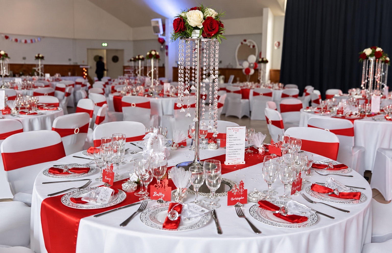 Salle de réception décorée en rouge et blanc