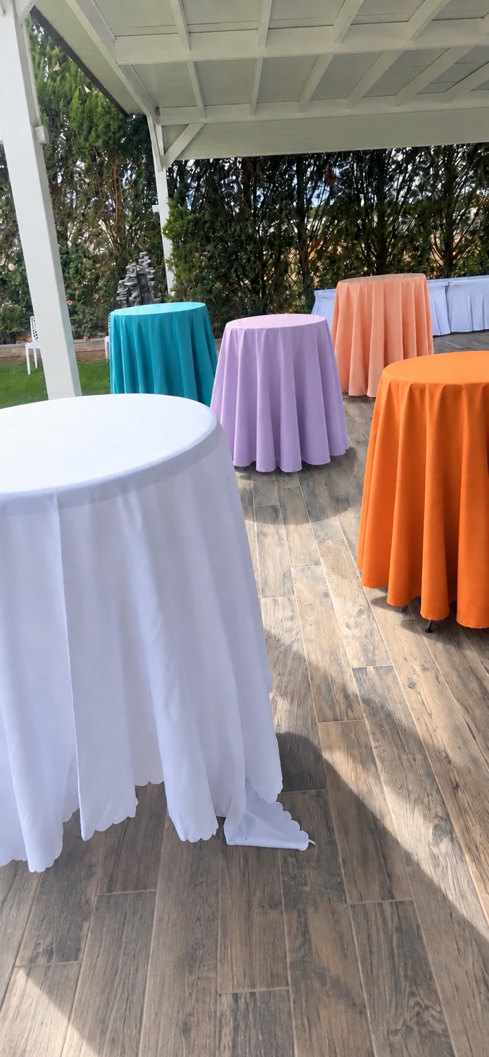 Espace cocktail habillé de couleurs vives