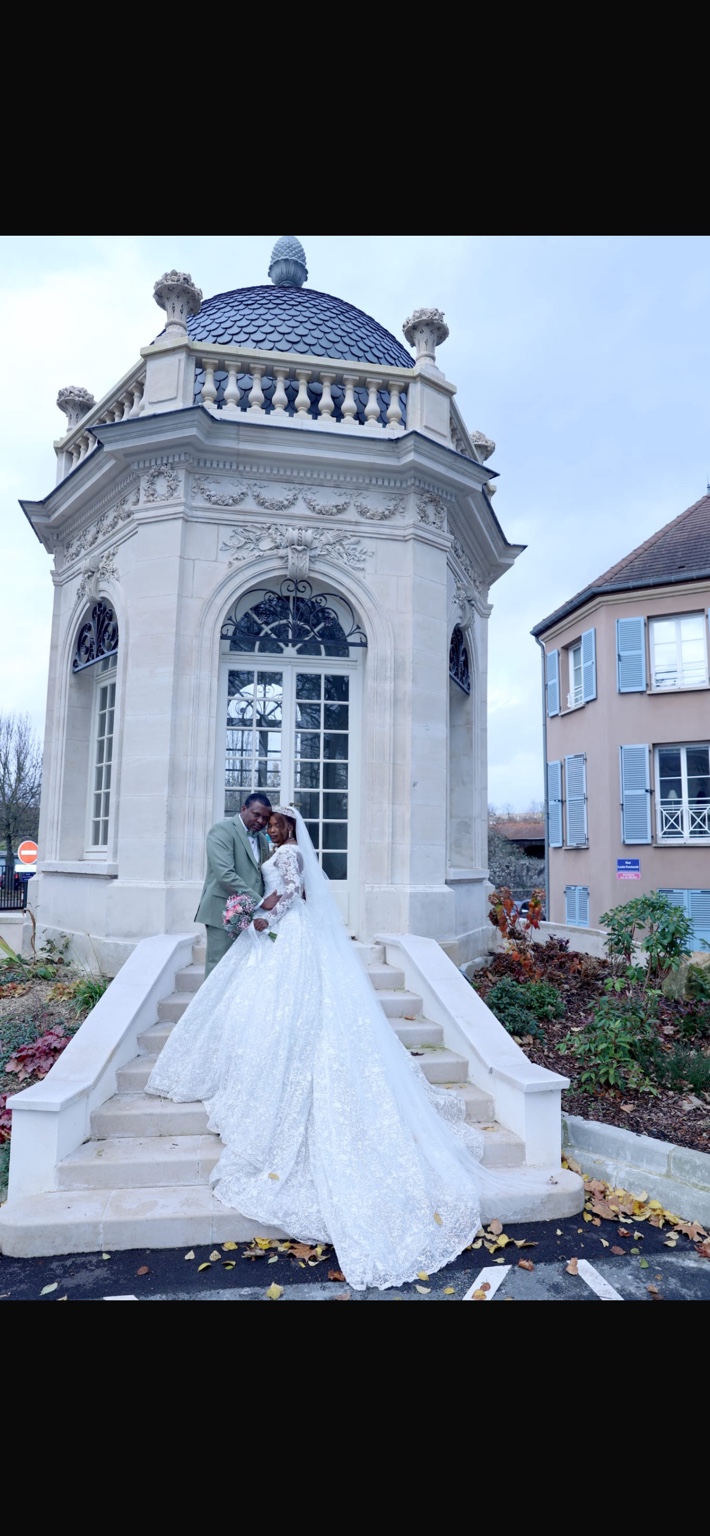 Mariée devant l’architecture de son lieu de cérémonie