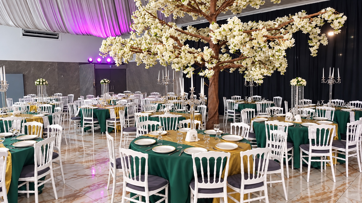 Salle de mariage décorée en vert émeraude et doré