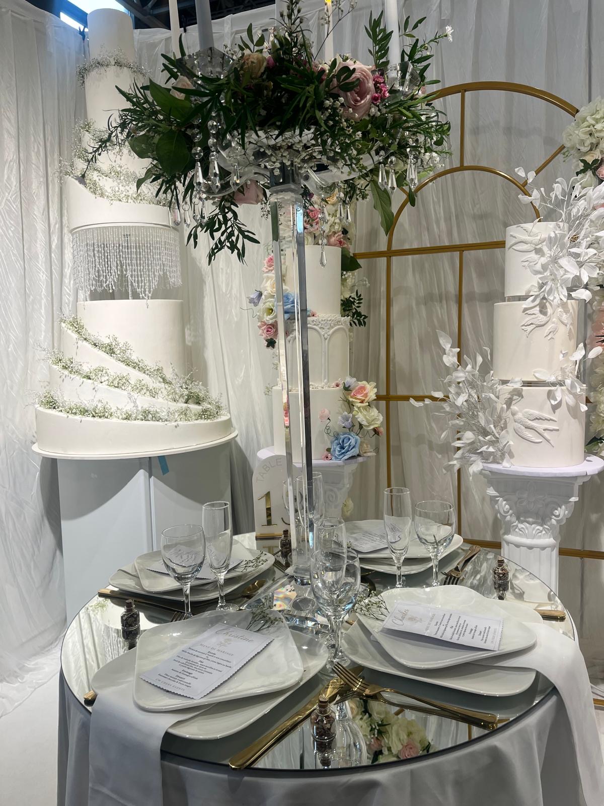 Décoration élégante d’une table de mariage avec gâteau et composition végétale