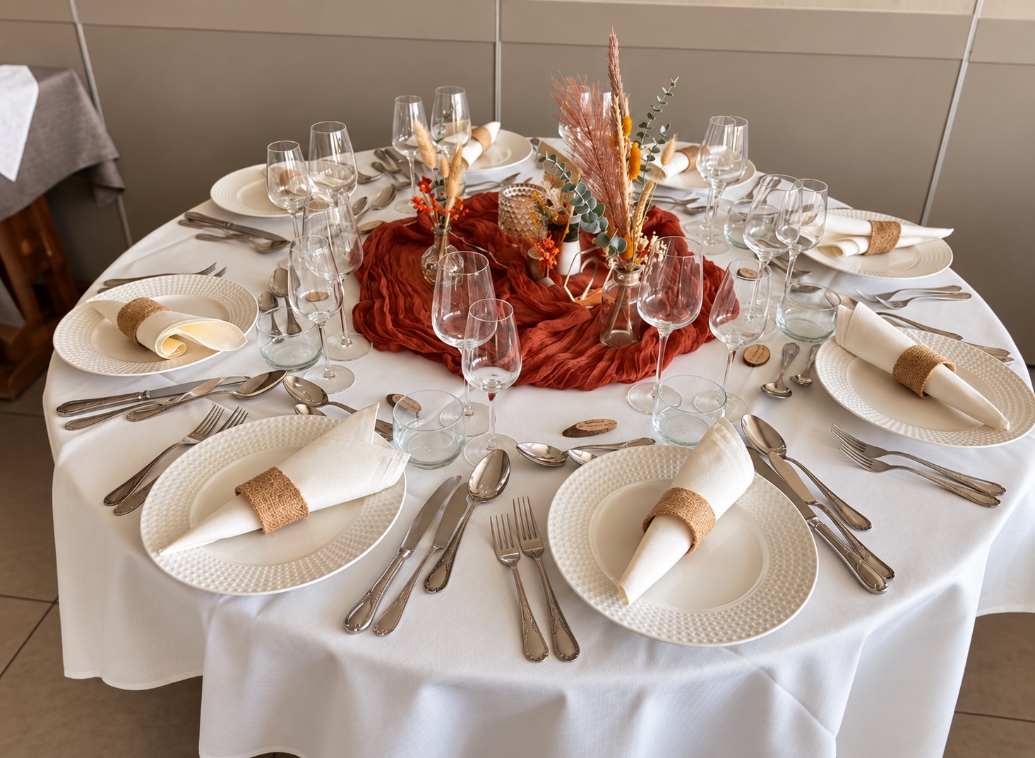 Table ronde élégante avec décoration terracotta et art de la table blanc