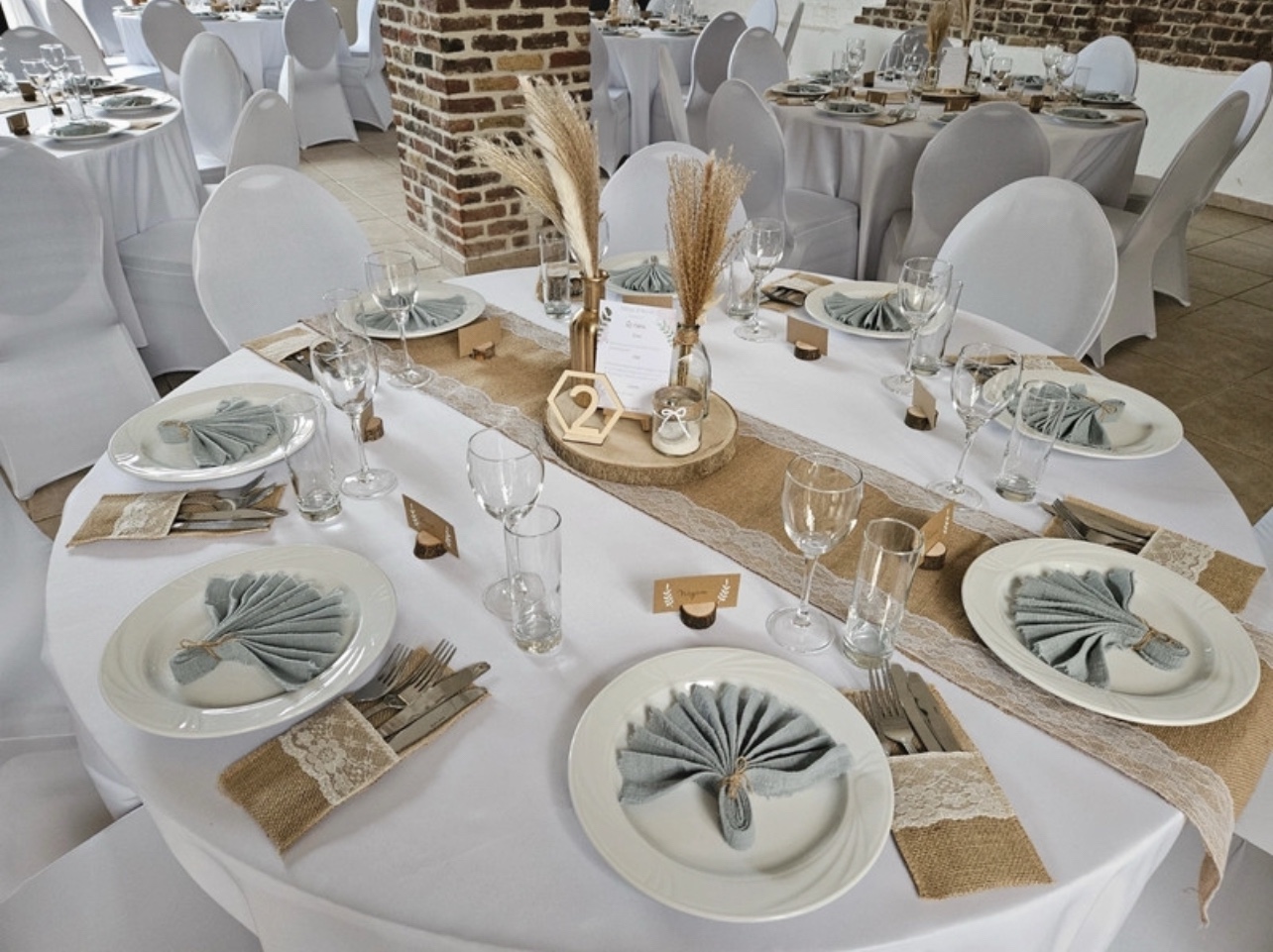 Table de mariage rustique dressée avec soin et décorée de pampas