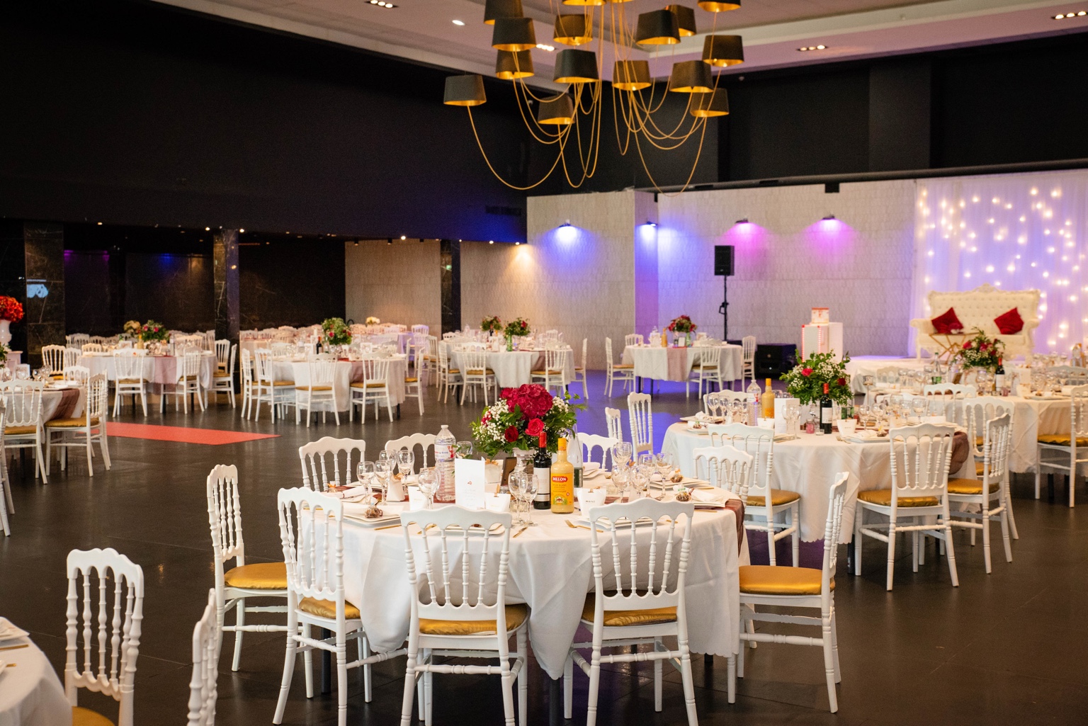 Grande salle de réception dressée par CW Chery Events dans des tons blanc et or