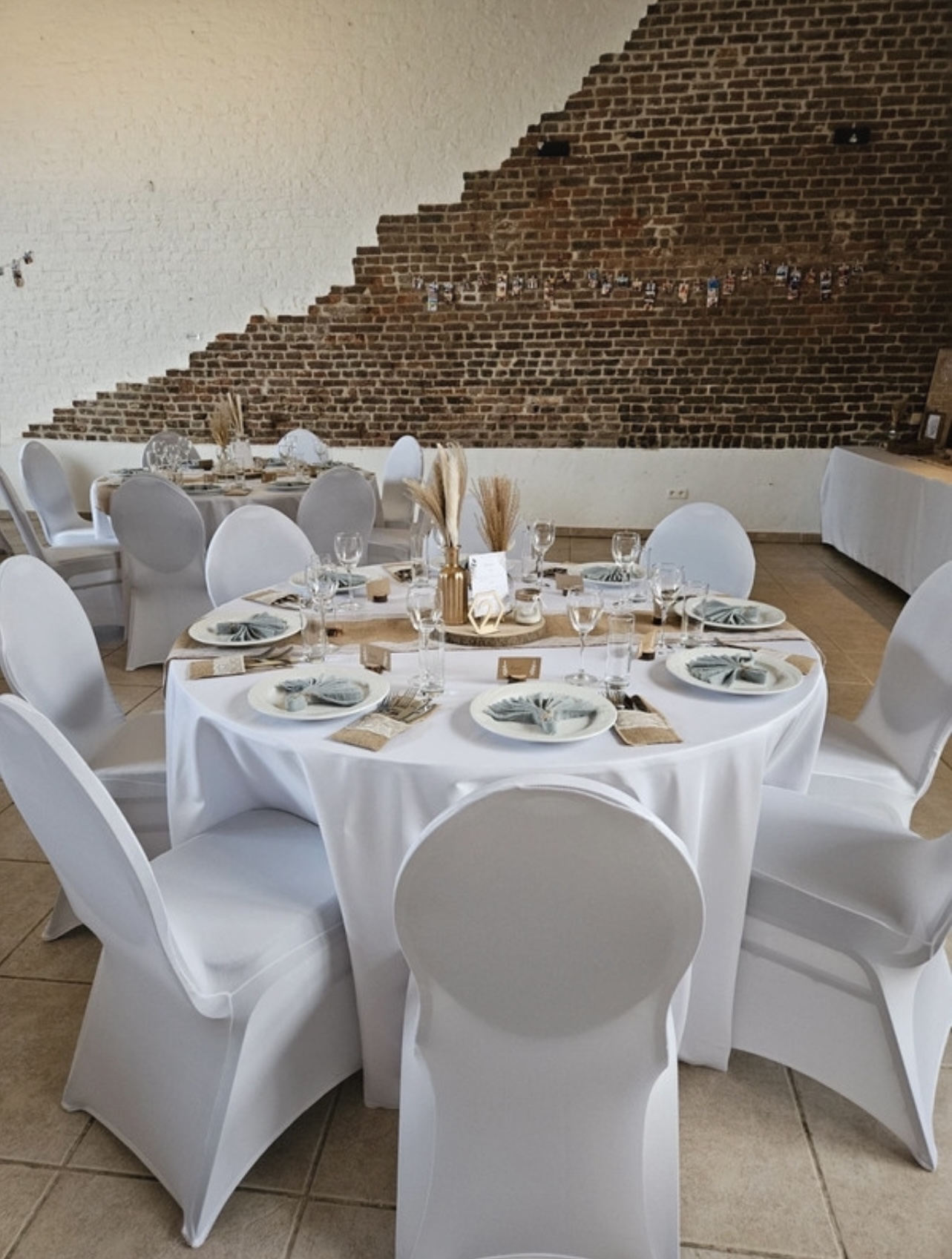 Réception au style rustique avec tables rondes et décoration naturelle